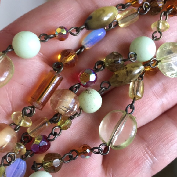 🖤Vtg💕glass-like resin charms brass bracelet - Picture 3 of 10